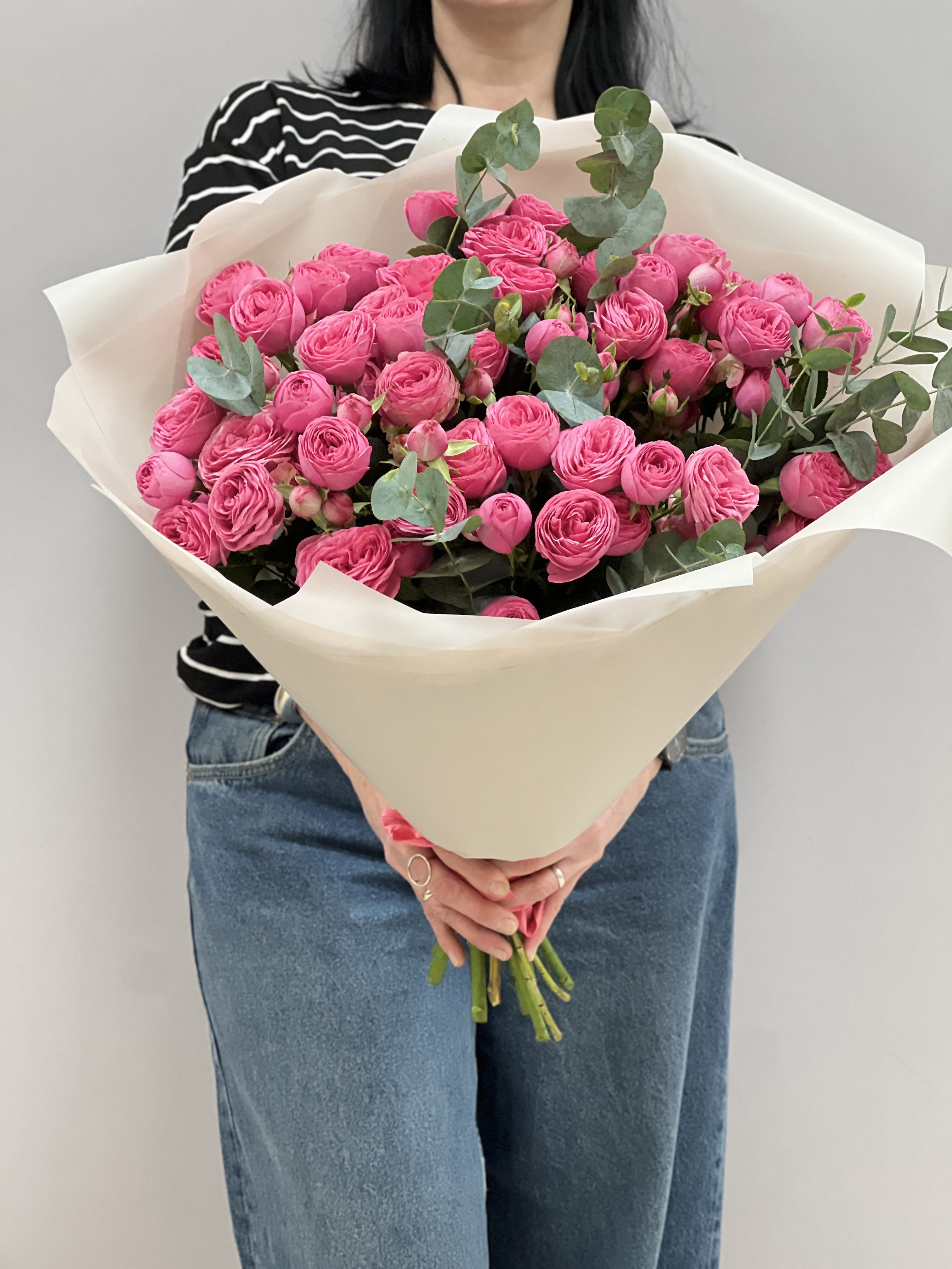 Розы Жизель в композиции с эвкалиптом