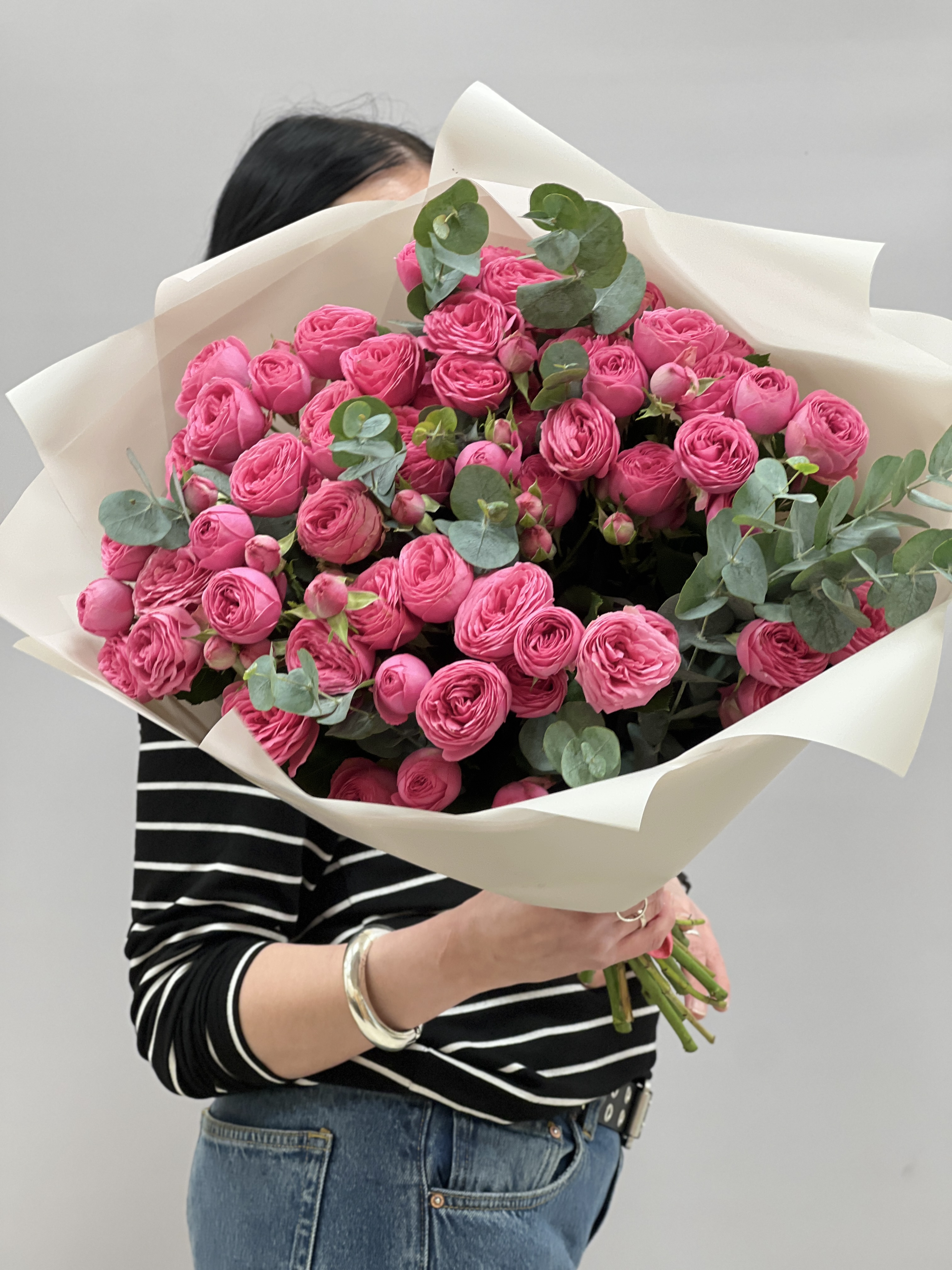 Букет из пионовидных роз в домашнем интерьере