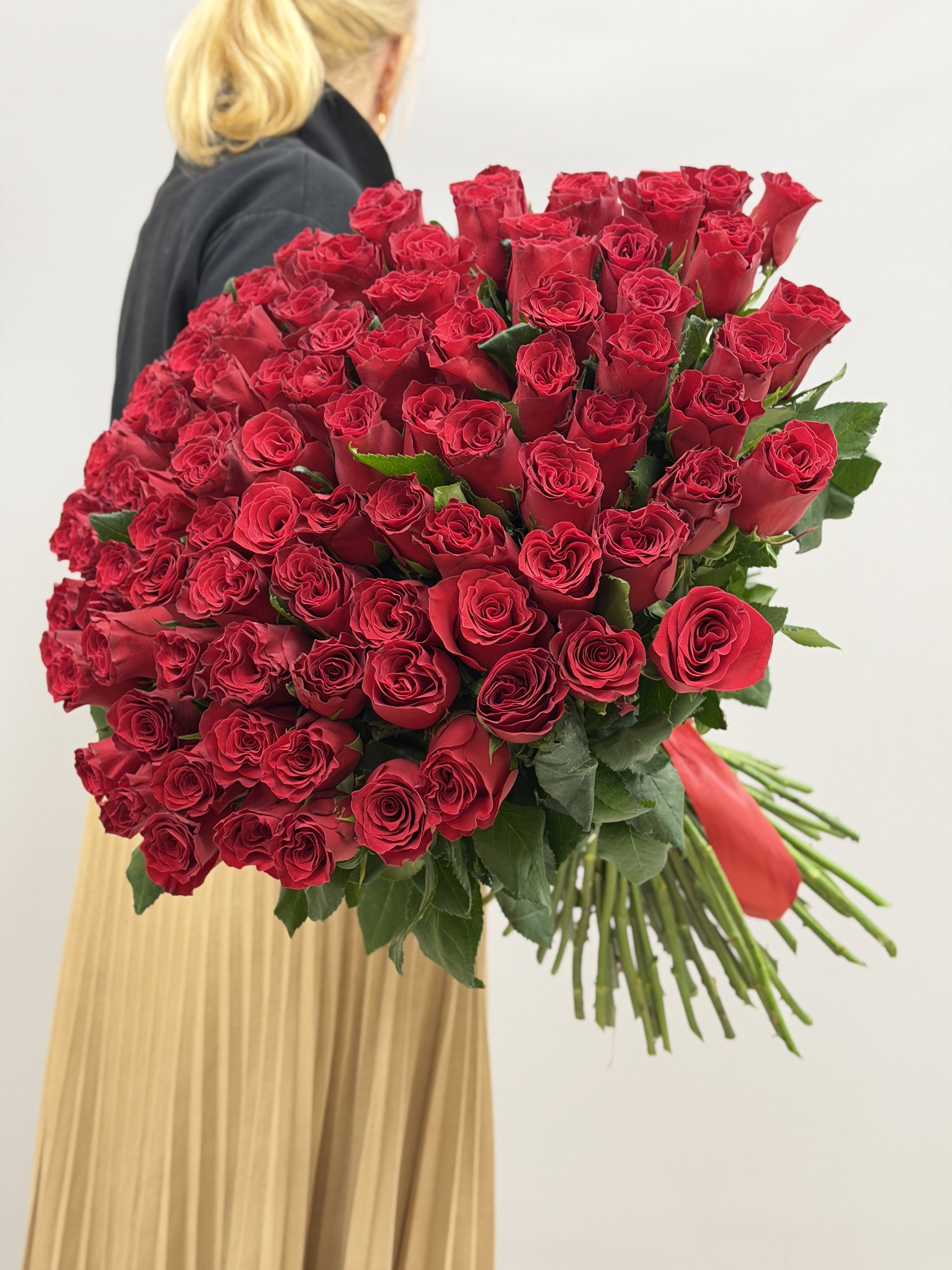 Букет роз Родос 60 см сбоку, показывает объем