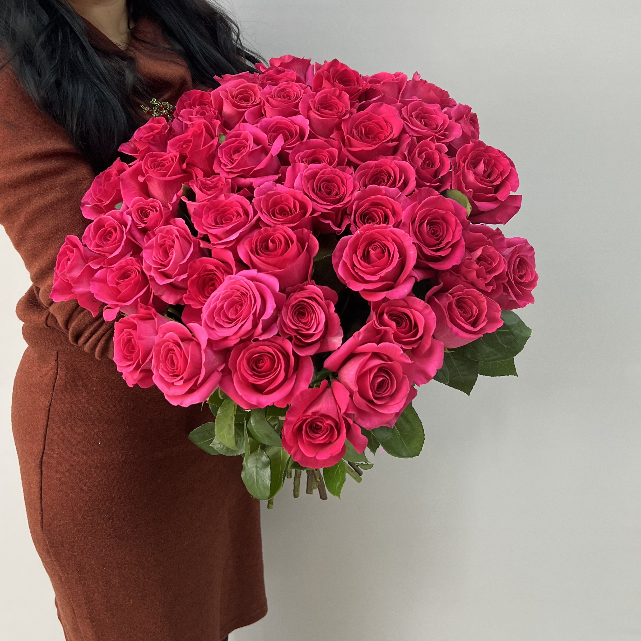 Букет розовых роз в упаковке