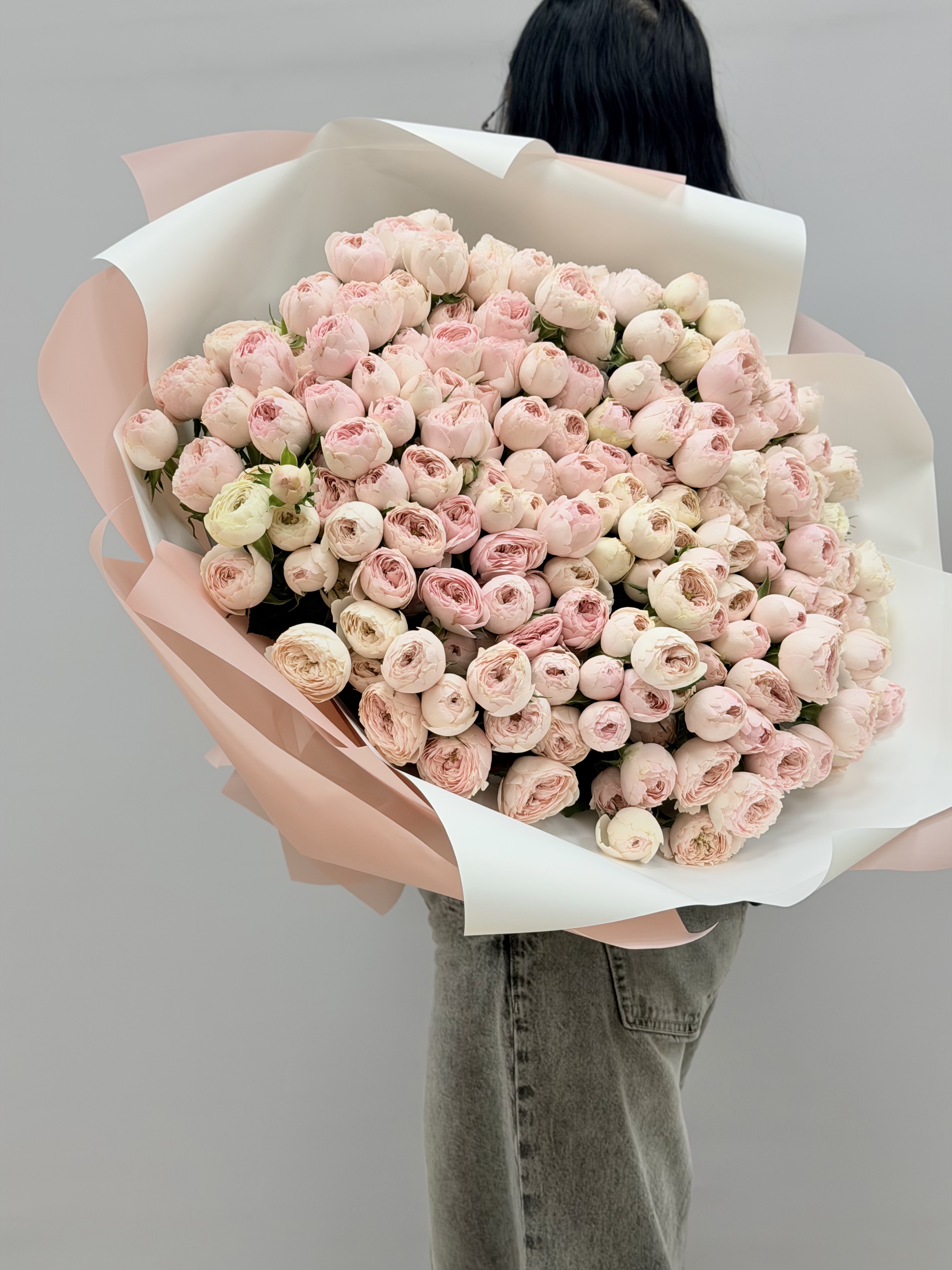 Розы Мэнсфилд Парк в вазе