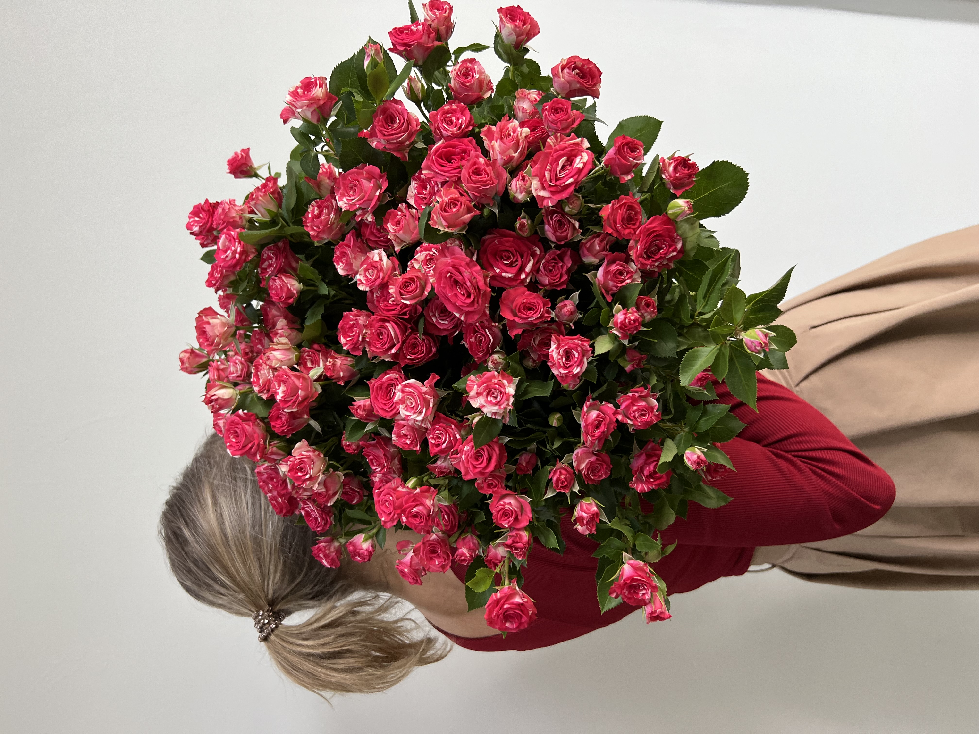 Букет 25 роз Фаерворкс сбоку