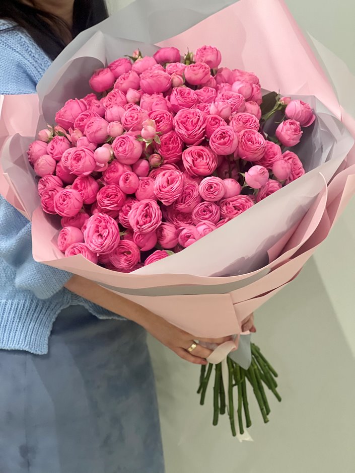 25 пионовидных роз Жизель 