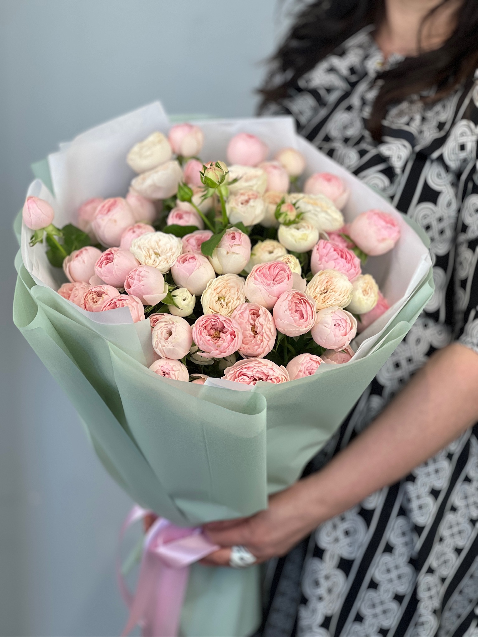 Крупный план бутона пионовидной розы