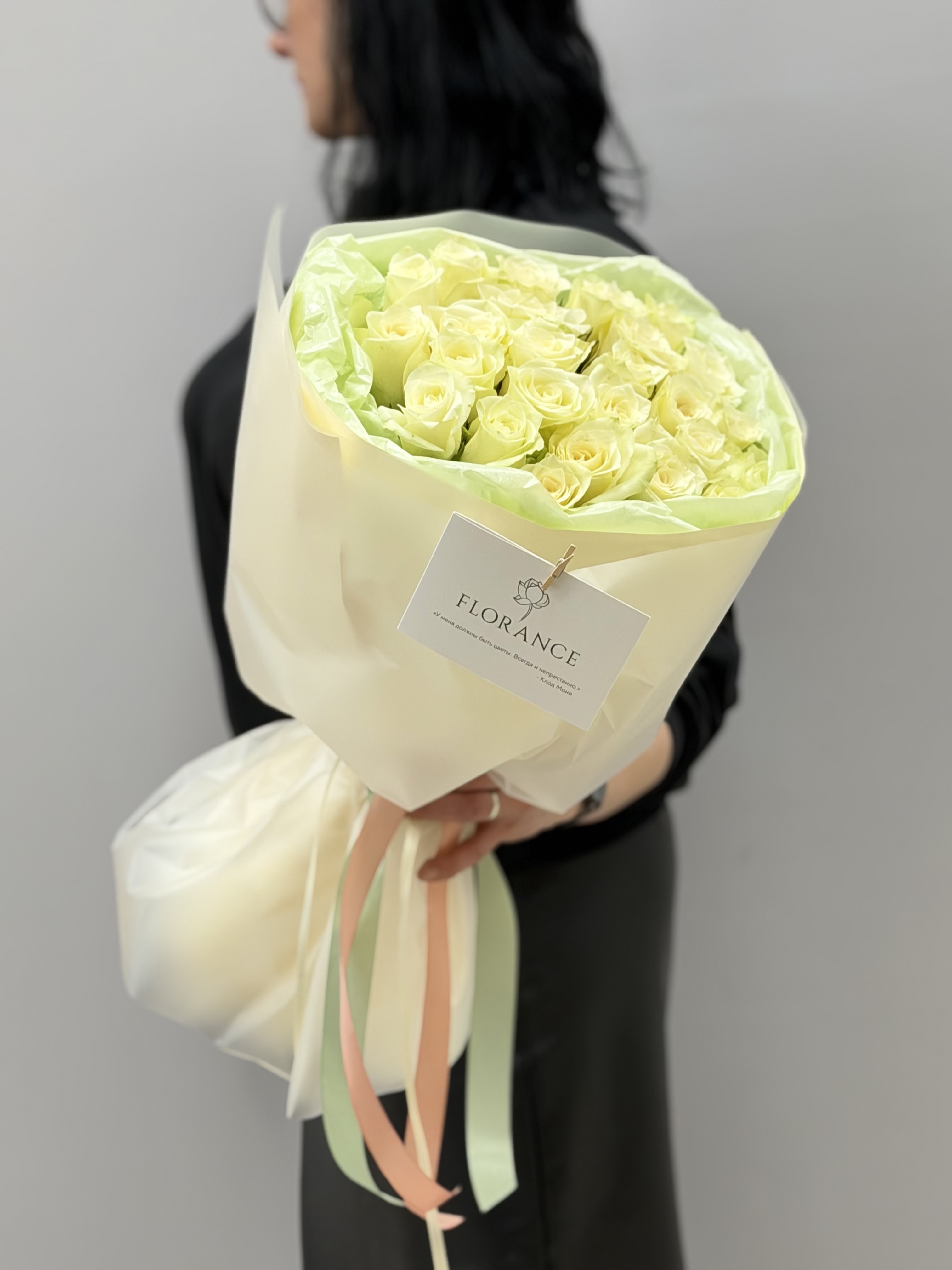 Крупный план бутона белой розы