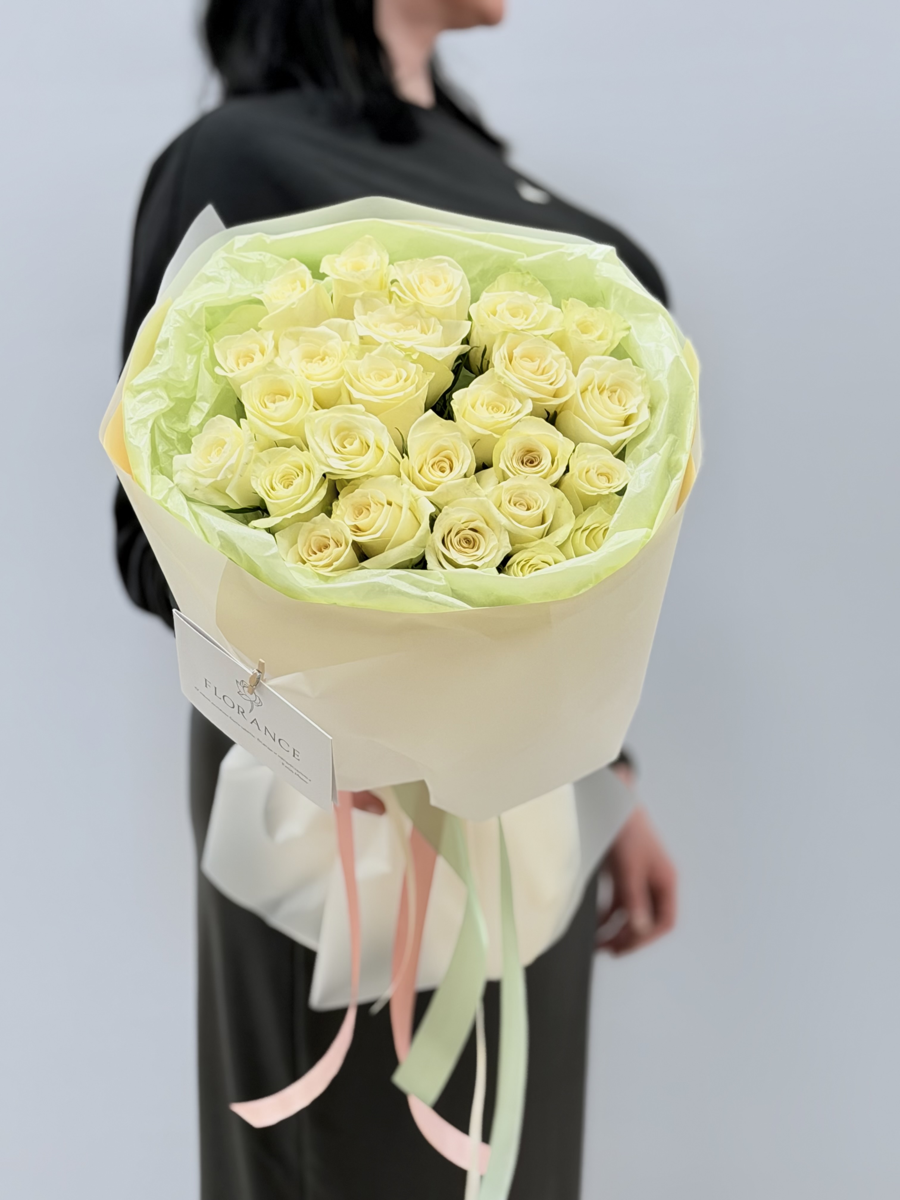 25 белых роз Freshness of roses общий вид