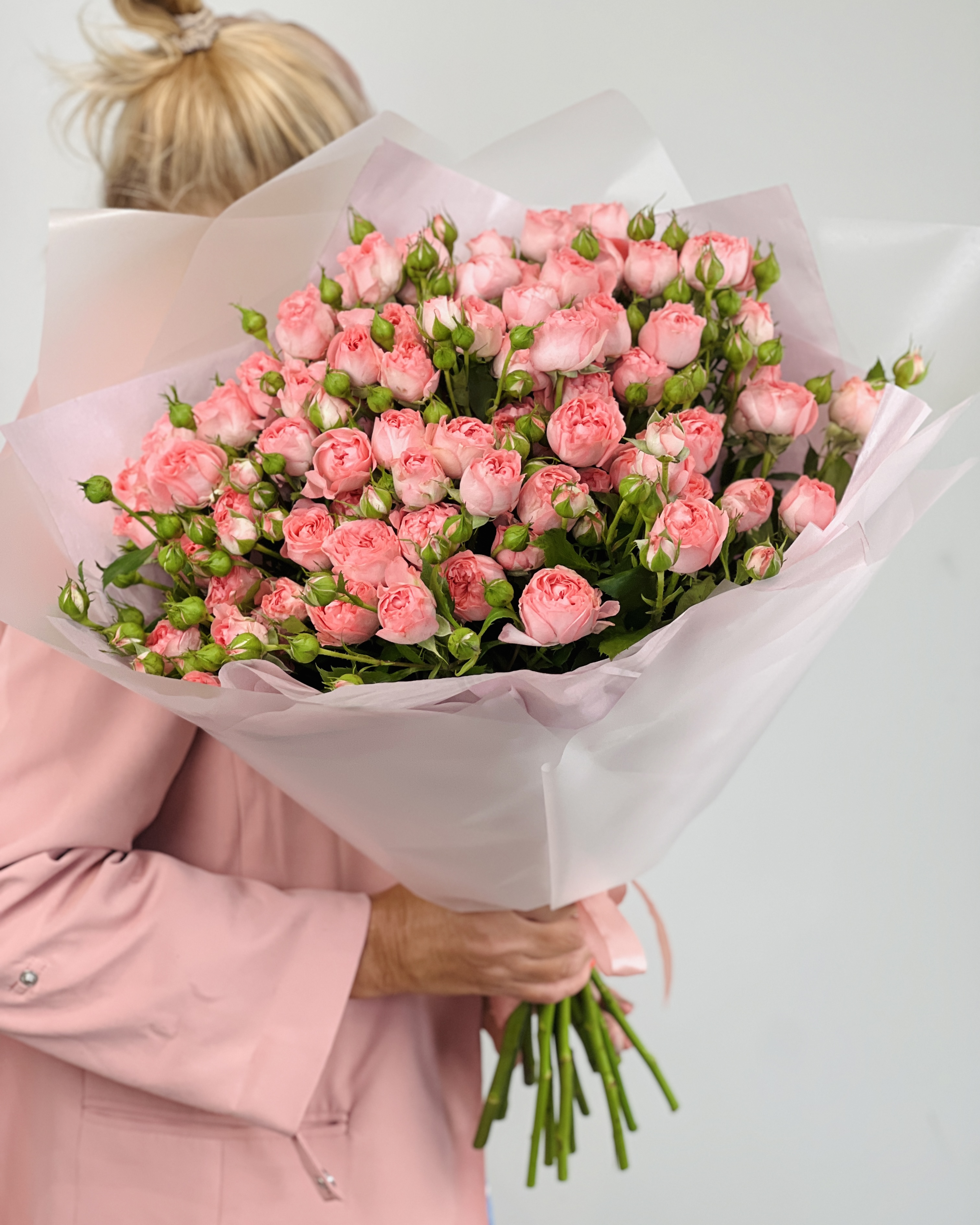 15 кустовых роз Фемке - пышный букет с множеством цветков