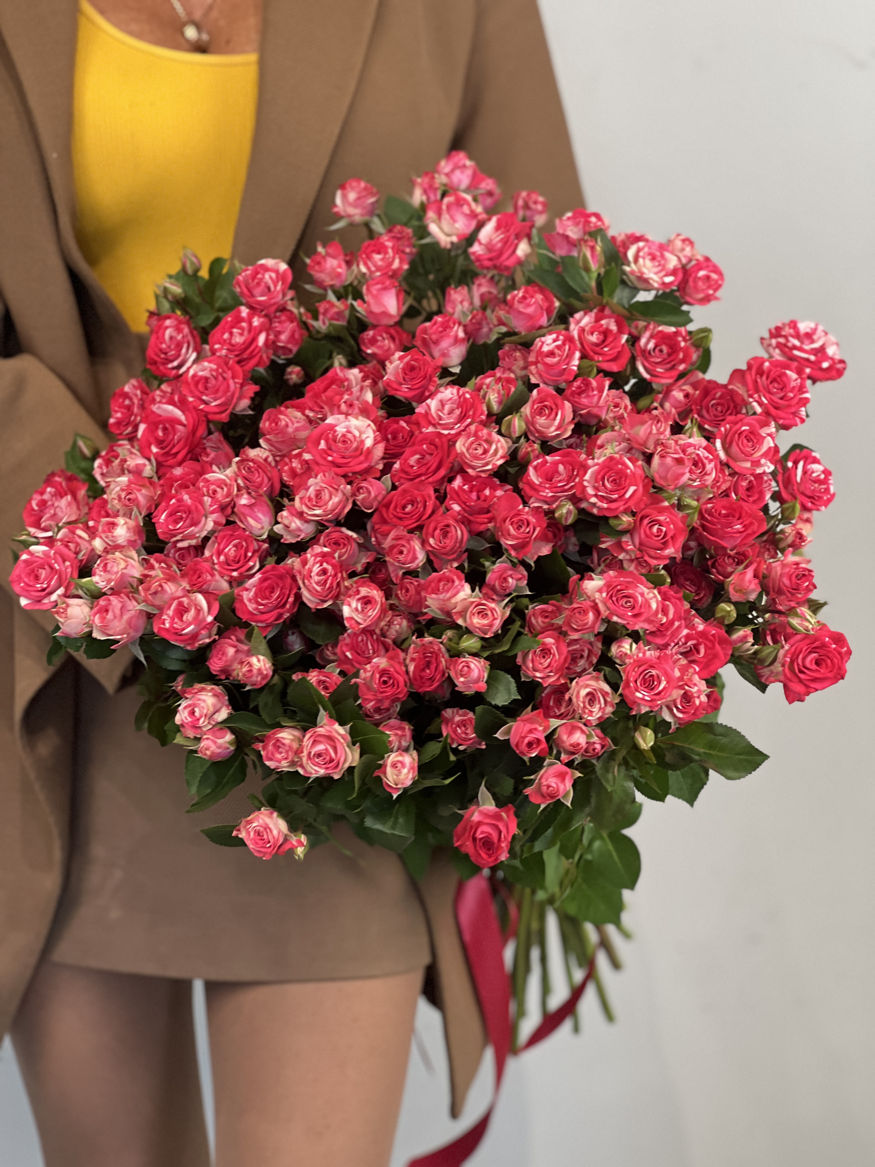 Букет 25 кустовых роз Фаерворкс общий вид