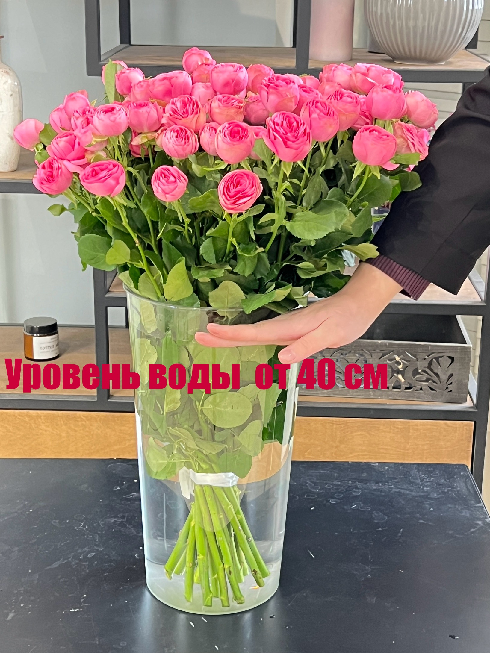 Оранжевые пионовидные розы Мандарин Экспрешен в вазе с водой